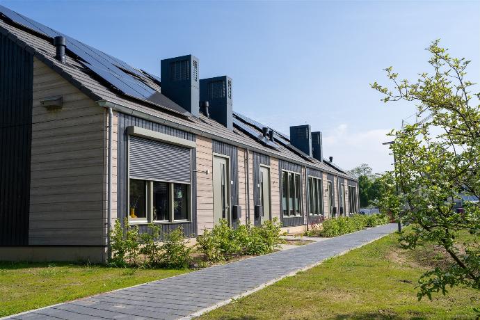 Gefreesde houten elementen in elkaar gzet tot rijtjeswoning