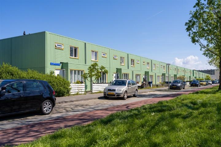 Overzicht rijteshuizen afgewerkt met mintgroene thermisch gemodificeerde gevelbekleding