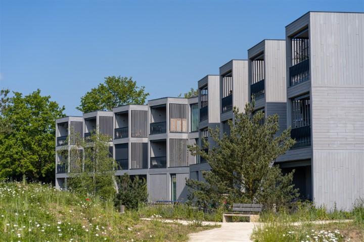 Overzicht gallerijflats Barli met grijze thermisch gemodificeerde gevelbekleding
