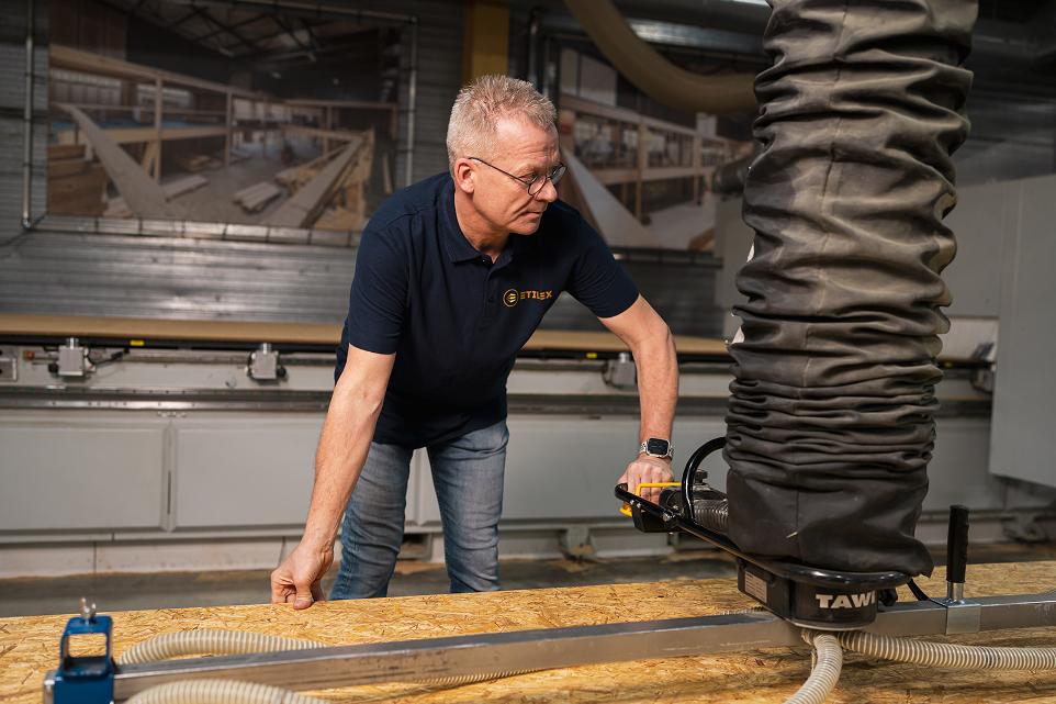 Gepassioneerde operator aan specialistische CNC freesmachine