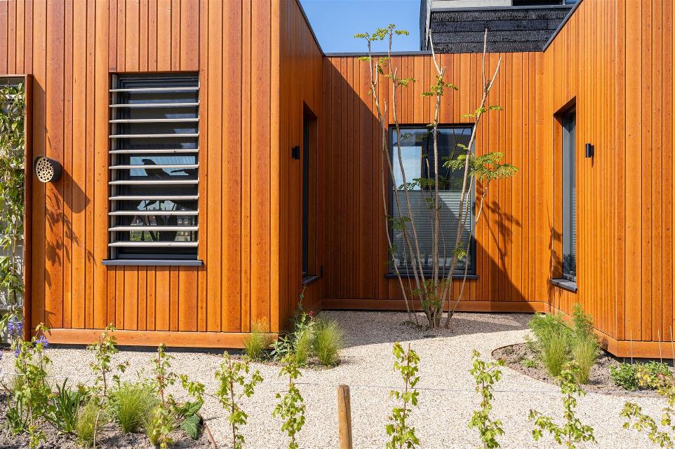 Woning met verticaal thermisch gemodificeerd houten gevelbekleding