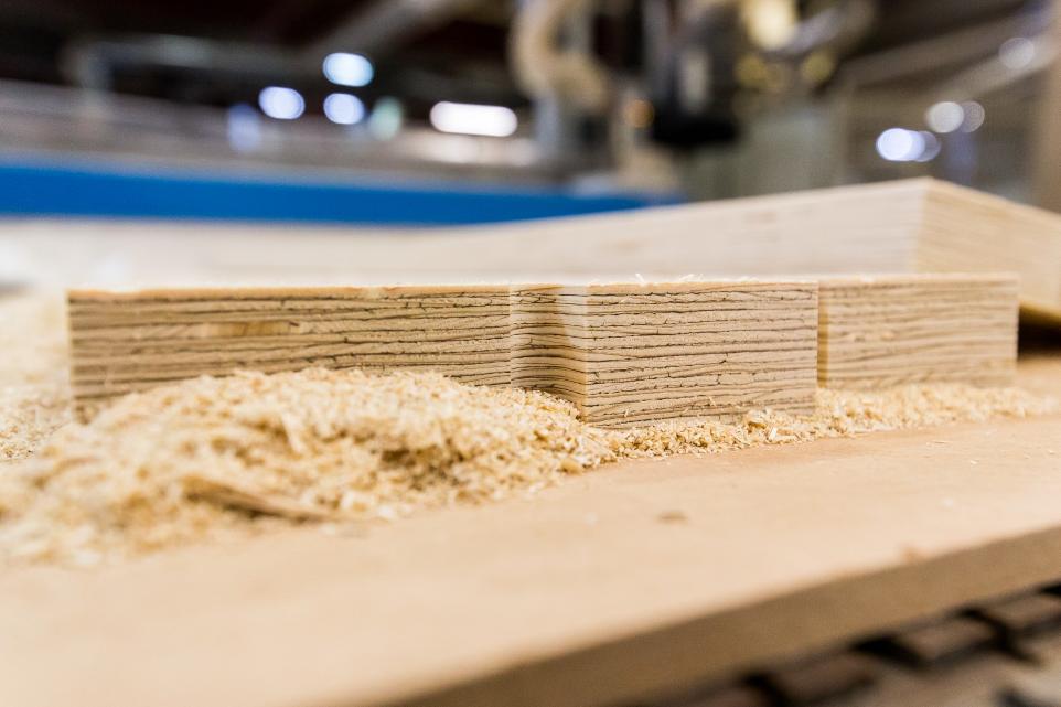 LVL plaatmateriaal bewerkt op CNC freesmachine tot onderdeel voor prefab woning.